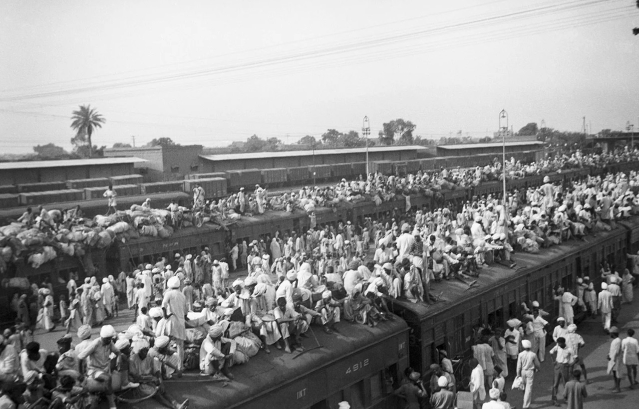 Partizione dell'India treni in partenza affollati 1947