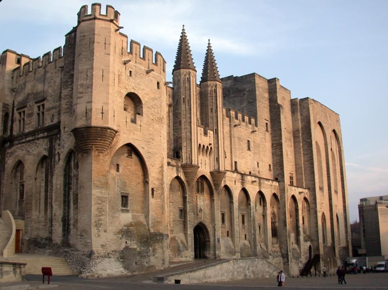 Palazzo dei Papi di Avignone. dove i pontefici si trasferirono a seguito del conflitto fra Francia e Papato in cui si inserisce l'emanazione della Bolla Unam Sanctam del 18 novembre 1302