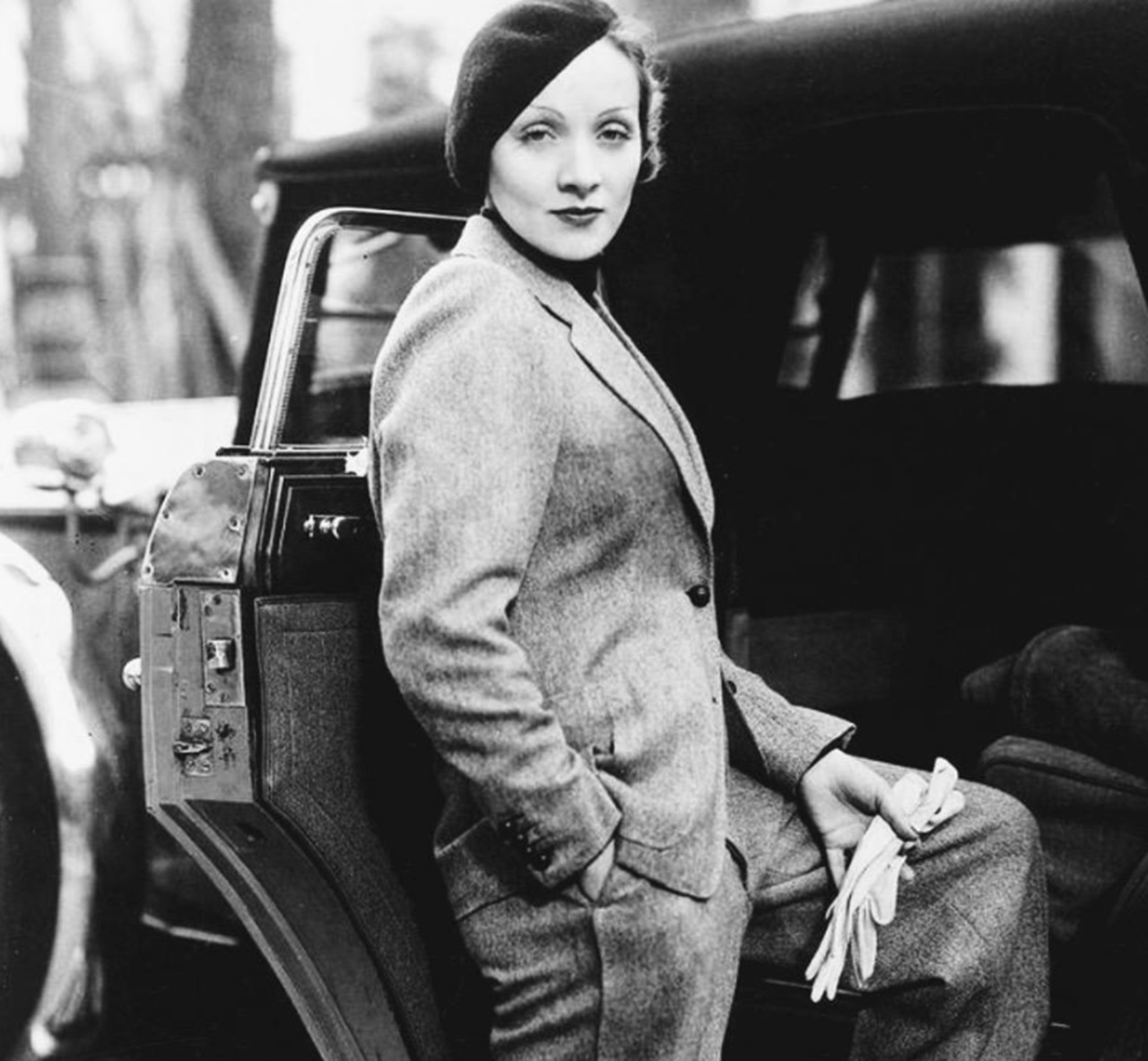 Marlene Dietrich in abiti maschili Parigi 1933