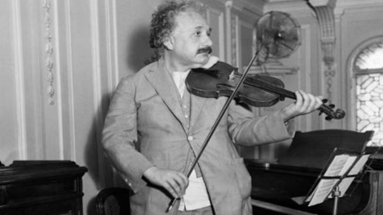 Albert Einstein foto con violino suonatore