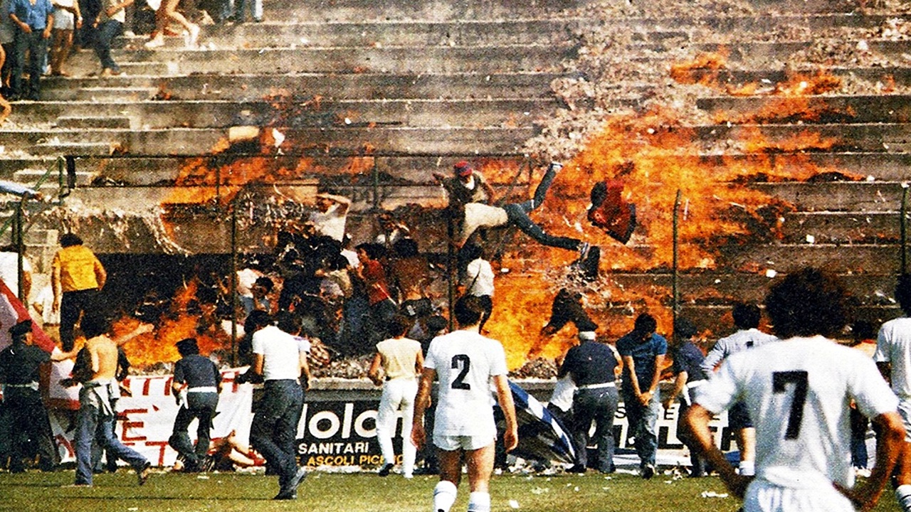 Stadio Ballarin foto curva in fiamme