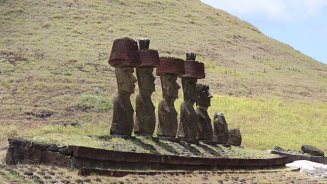 isola pasqua statue