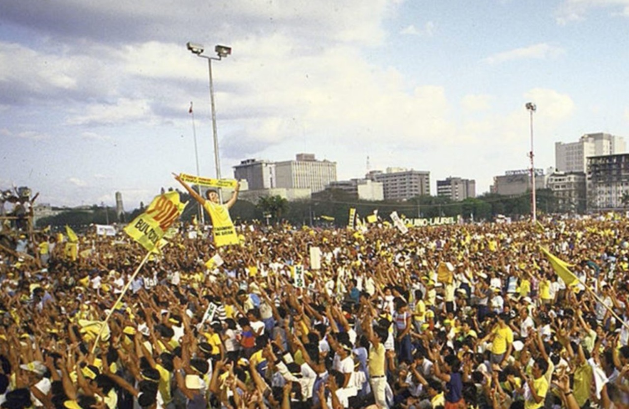 25 febbraio Rivoluzione del Rosario